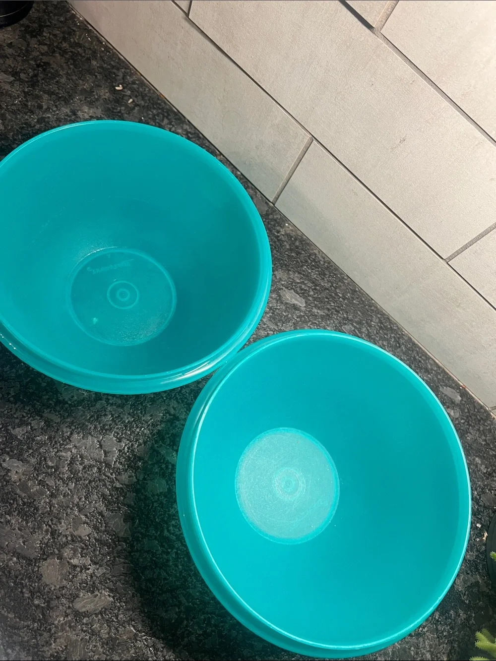 Set of 2 Wonderlier Turquoise Plastic Mixing Bowls with Lids #236. 8 cup each